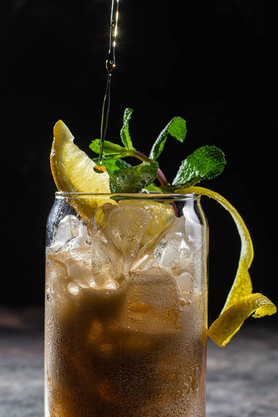  Коктейль со льдом и лимоном в стакане крупным планом. Пепси, Кока-Кола - Фото, изображение