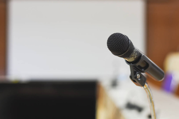 Πλωτά μικρόφωνα στην αίθουσα συνεδριάσεων που χρησιμοποιούνται για σαφέστερη επικοινωνία - Φωτογραφία, εικόνα