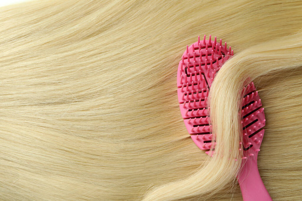 Γυναικεία μαλλιά με βούρτσα μαλλιών, χώρος για κείμενο - Φωτογραφία, εικόνα