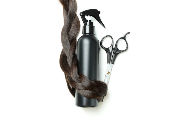 Γυναικεία μαλλιά με σπρέι και ψαλίδι που απομονώνονται σε λευκό φόντο - Φωτογραφία, εικόνα