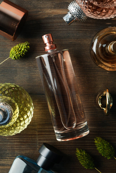 A természetes parfüm fogalma a fa asztalon - Fotó, kép