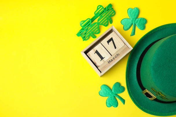 Verschillende St.Patrick 's Day accessoires op gele achtergrond - Foto, afbeelding