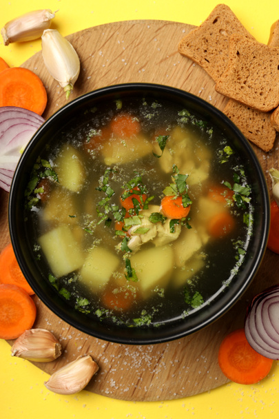 Концепция вкусной еды с куриным супом на желтом фоне - Фото, изображение