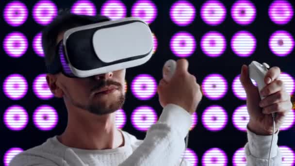 Homme en réalité virtuelle lunettes sèche les cheveux avec sèche-cheveux en utilisant joystick - Séquence, vidéo