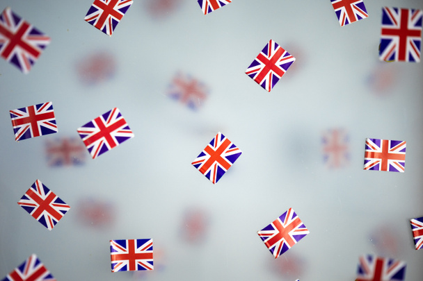 Великобритания, страна национального праздника. Мини-флаги на прозрачном туманном фоне. концепция патриотизма, гордости и свободы. Платиновый юбилей королевы Елизаветы II. - Фото, изображение