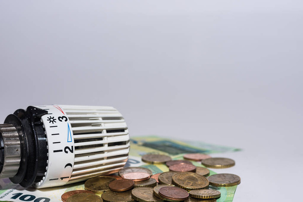 Wzrost cen energii i zużycie energii regulator termostatyczny z ogrzewania banknotami i monetami euro widok szczegółowy - Zdjęcie, obraz