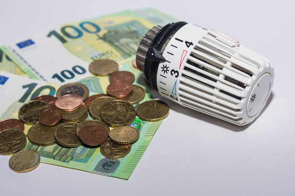 Aumento de los precios de la energía y consumo de energía regulador termostático de la calefacción con billetes de euros y monedas vista detallada - Foto, Imagen