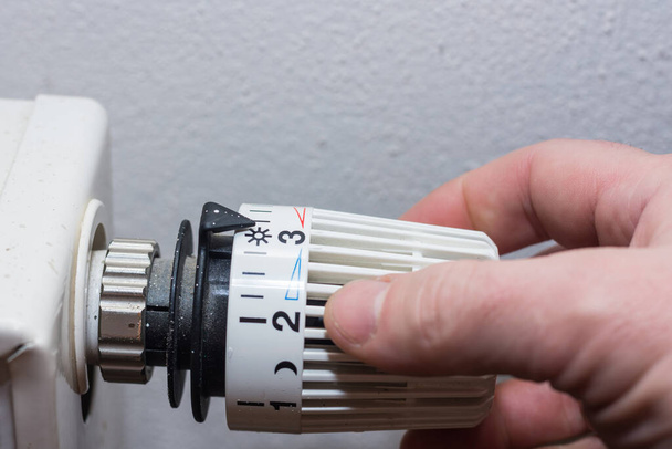Повышение цен на энергию и потребление энергии, включение термостатического регулятора от отопления - Фото, изображение
