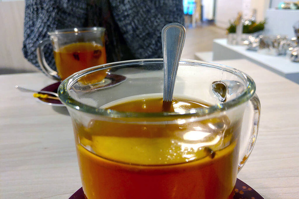 Ένα φλιτζάνι νόστιμο ζεστό τσάι στο καφέ - Φωτογραφία, εικόνα