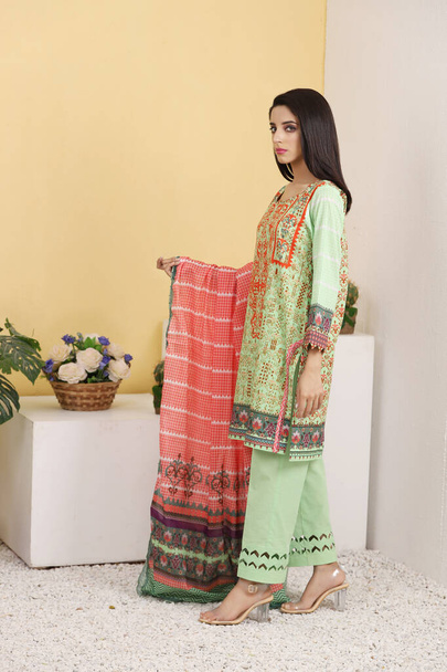 Pakistański garnitur shalwar kameez z Dupattą. Pakistański model jest pokazany jej sukienka z stylu. - Zdjęcie, obraz
