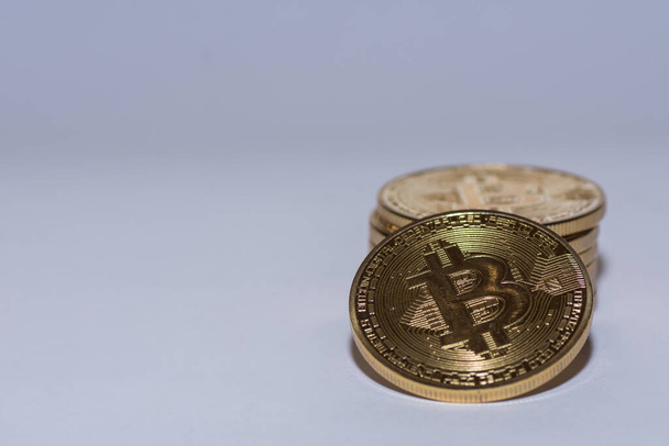 stos złotych bitcoinów o złotej wartości z widoku szczegółów krypto waluty z szarym tle - Zdjęcie, obraz