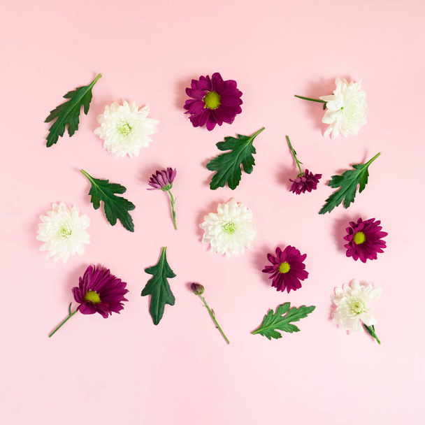 Spring layout made of flowers and leaves on pastel pink background. Minimal pattern visual. Creative flat lay.  Nature od Valentine cocncept. - Φωτογραφία, εικόνα