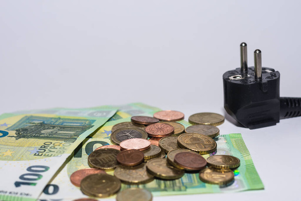 Energieverbrauch und Anstieg der Strompreise Eurorechnungen und Münzen mit Netzstecker Detailansicht - Foto, Bild