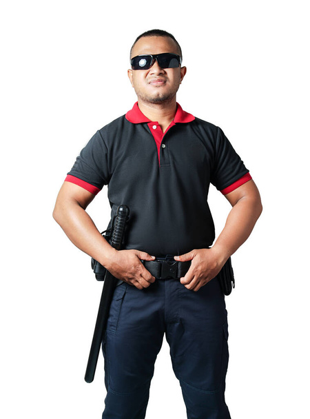 Sicherheitsleute tragen dunkle Brillen. Aufrecht stehend mit starker wacher Haltung und Gummiknüppeln am taktischen Gürtel. auf isoliertem weißem Hintergrund ausgeschnittenes Sicherheitskonzept - Foto, Bild