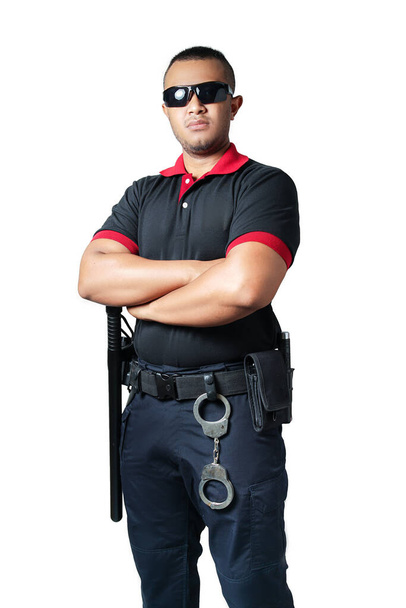 Sicherheitsleute mit schwarzer Brille stehen mit gekreuzten Armen, Gummiknüppeln und Handschellen an taktischen Gürteln. auf isoliertem weißem Hintergrund Beseitigung des Sicherheitsbegriffs - Foto, Bild