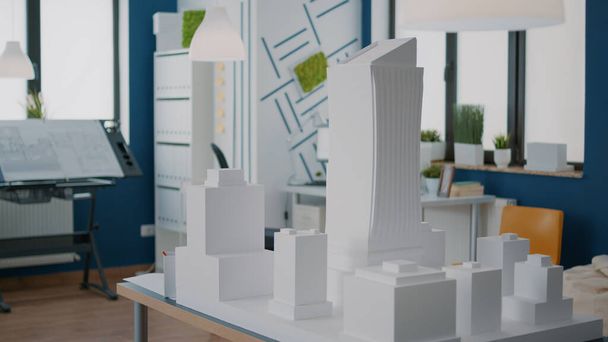 Tabela z modelem budynku i prezentacją maquette w pustej przestrzeni architektonicznej - Zdjęcie, obraz
