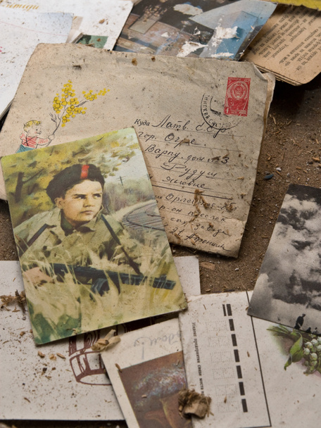 stukken van oude brieven en postkaarten in oud huis - Foto, afbeelding