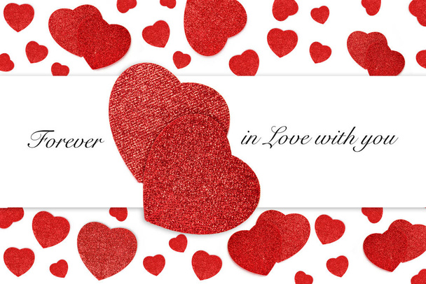 Koncepcja wiecznej miłości. Walentynki projekt karty z czerwonymi sercami i deklaracja miłości na centralnym banerze na tle wzorzyste serce - Zdjęcie, obraz