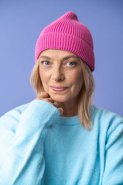 Middle aged female person with freckled face wearing hat looking at the camera - Fotografie, Obrázek
