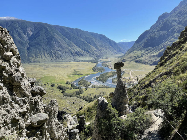 Вид на горный валун из Каменных Мушек, водометы и реку с островами, Чулышман, Алтай, Россия - Фото, изображение