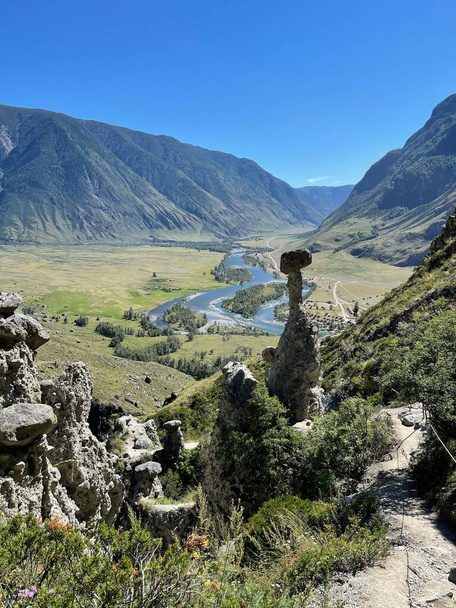 Чудовий вид на гірську долину з кам "яних грибів, водяні луки і ріку з островами, Чулішман, Алтай, Росія. - Фото, зображення