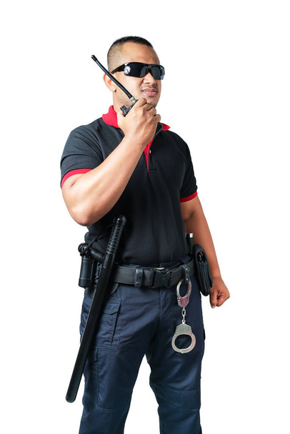 Los guardias de seguridad usan anteojos oscuros. soporte que sostiene una radio Hay bastones de goma y esposas en el cinturón táctico. sobre fondo blanco aislado recortado concepto de seguridad - Foto, Imagen