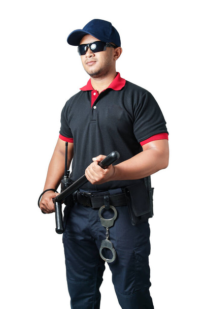 Vartijat mustissa laseissa ja hatuissa seisomassa pitäen kumitankoa valmiina ja käsiraudoissa taktisessa vyössä. eristetyllä valkoisella pohjalla Poista käsite turvallisuus - Valokuva, kuva