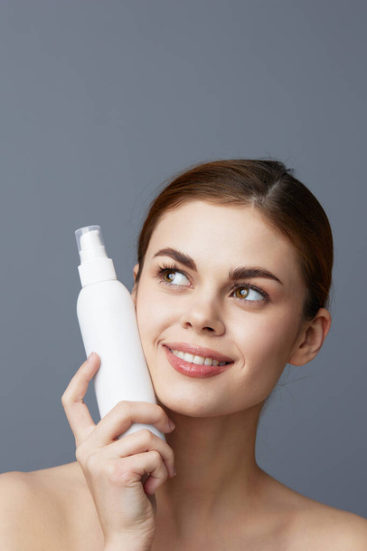 mooie vrouw huidverzorging lotion met blote schouders close-up Lifestyle - Foto, afbeelding
