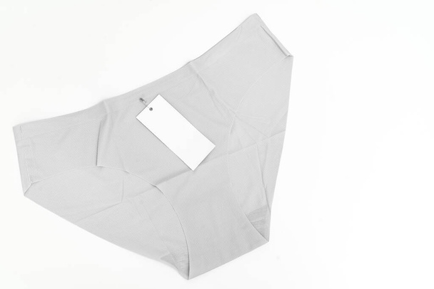 graue Frauen nahtlose Unterhosen mit einem Etikett auf weißem Hintergrund.  - Foto, Bild
