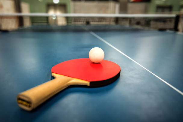 Table de ping-pong, raquettes et balles dans une salle de sport - Photo, image
