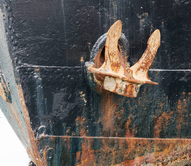 detail rezavé kotvy starého vlečného člunu - Fotografie, Obrázek