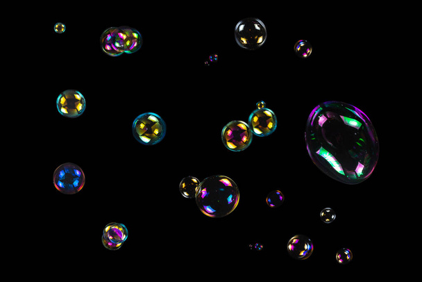Burbujas de jabón aisladas sobre un fondo negro. Copiar espacio.  - Foto, imagen