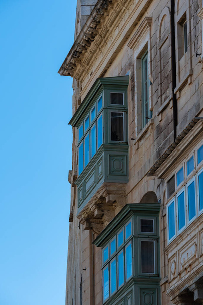 Valletta, Malta - 01 06 2022: Mavi gökyüzü arka planına sahip geleneksel bir cephenin ayrıntıları - Fotoğraf, Görsel
