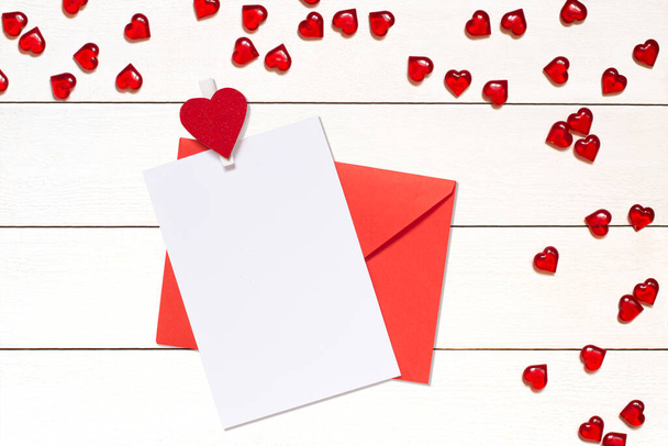 Sevgililer Günü, düğün vesaire için içinde zarf ve kalp olan boş kart ya da davetiye modeli.. - Fotoğraf, Görsel