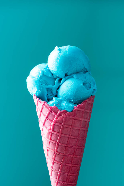 Colorato cono gelato rosa e blu. - Foto, immagini
