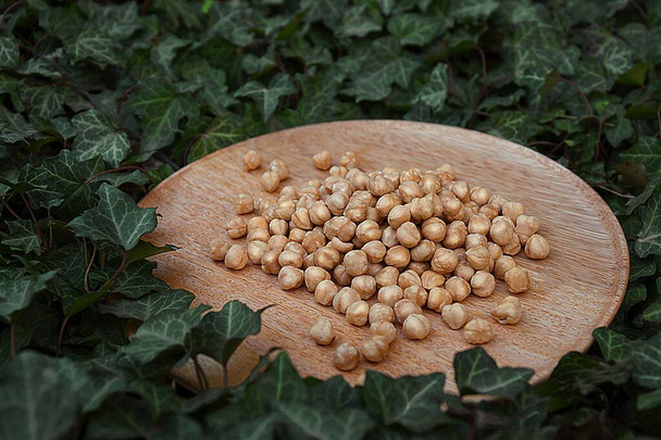 kuoritut hasselpähkinät puulaudalla muratti - Valokuva, kuva