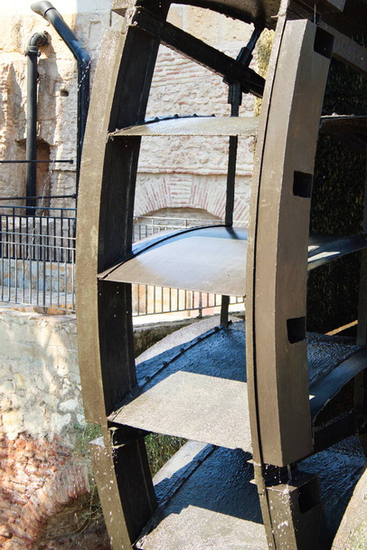 Old water wheel or ferris wheel to irrigate the garden of Murcia - Photo, Image