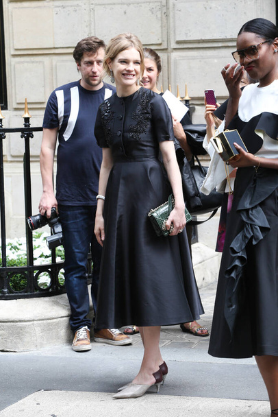 Natalia Vodianova arrives at the Christian Dior Haute Couture Fall/Winter 2016-2017 show as part of Paris Fashion Week on July 4, 2016 in Paris, France. - Foto, Imagem