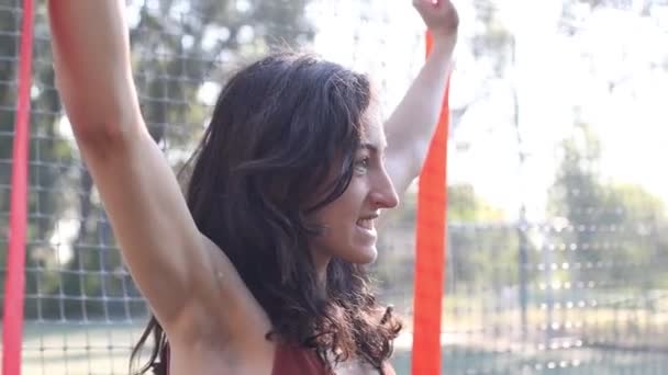 Mädchen beim Turnen mit einem gymnastischen Gummiband, - Filmmaterial, Video