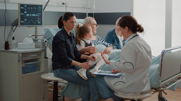 Arzt erklärt Tochter kranker Patientin Röntgenuntersuchung - Foto, Bild