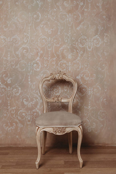 Vintage chair in old-fashioned living room - 写真・画像