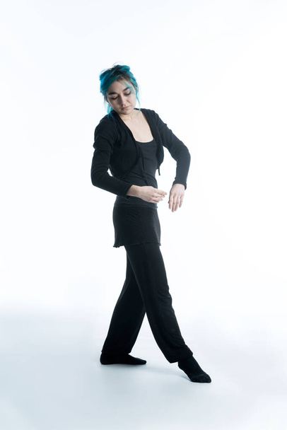 танцовщица с классическими и джазовыми движениями - Фото, изображение