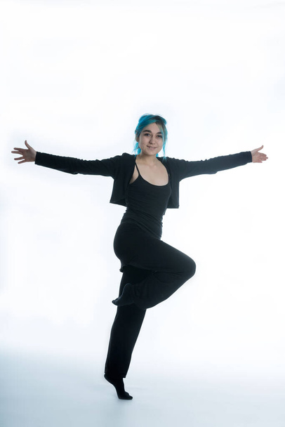 bailarina con movimientos de danza clásica y jazz - Foto, imagen