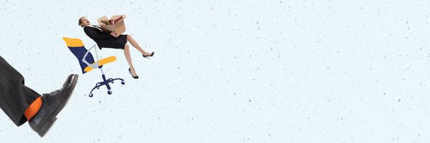 Collage zeitgenössischer Kunst. Gian Fuß tritt Angestellte, Geschäftsfrau symbolisiert Kündigung, Kündigung. Flyer - Foto, Bild