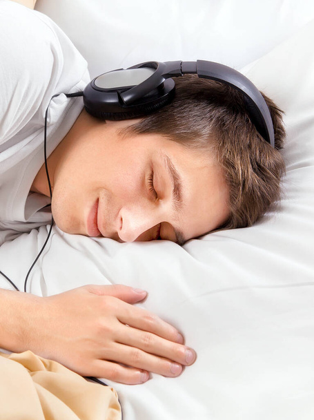 Happy Young Man sleep in Headphones in the Bed at the Home - Zdjęcie, obraz