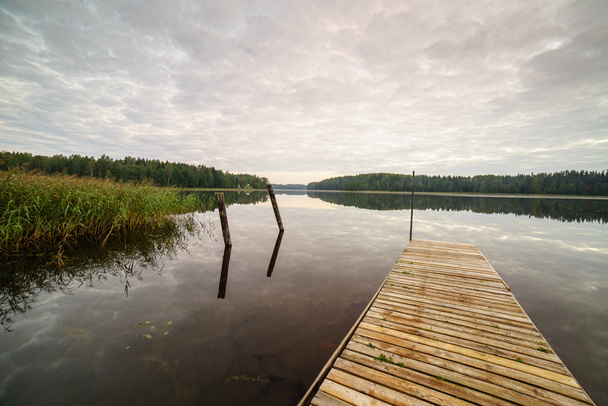 reflejo de nubes en el lago con paseo marítimo
 - Foto, Imagen
