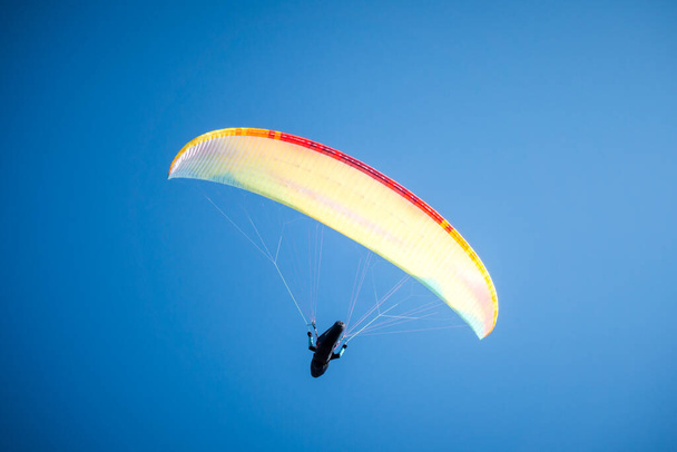 paragliding flight in the mountains. Le Grand-Bornand, Haute-Savoie, France - Φωτογραφία, εικόνα