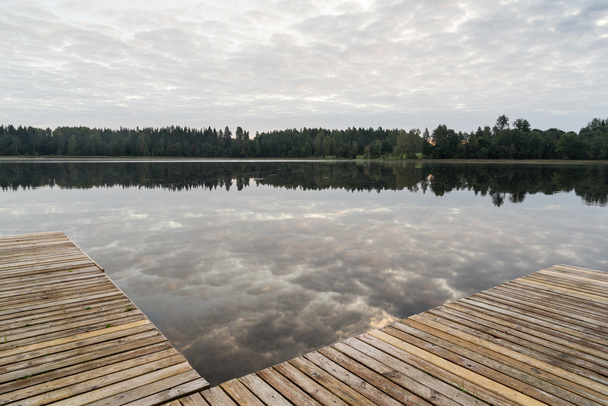 reflejo de nubes en el lago con paseo marítimo
 - Foto, imagen