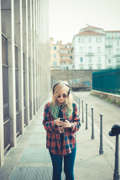 kobieta hipster słuchania muzyki - Zdjęcie, obraz