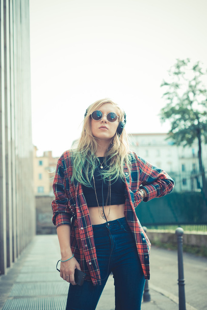 Nainen hipster kuuntelee musiikkia
 - Valokuva, kuva